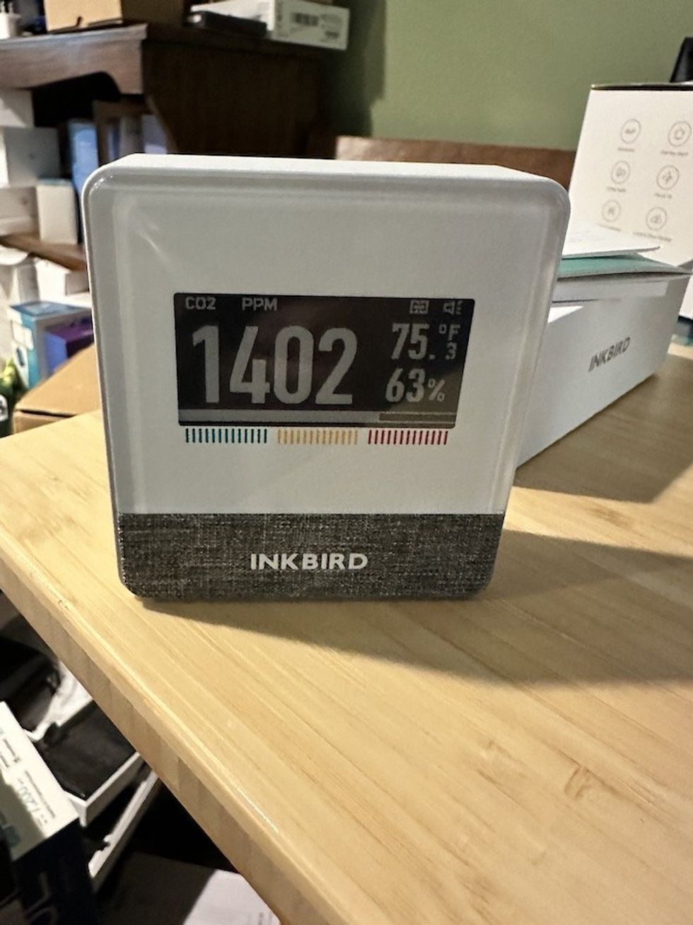 INKBIRD monitor showing the color lines for air quality