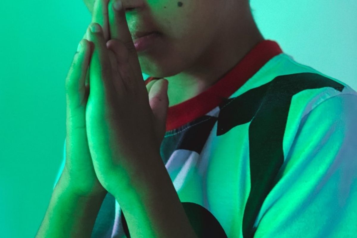 a young boy praying