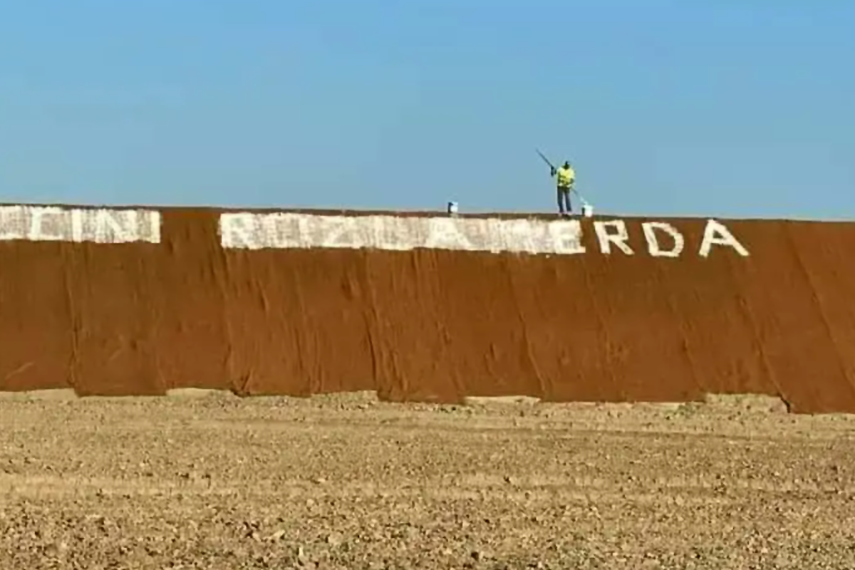 Bonaccini ripulisce gli argini ma solo dalle scritte che se la prendono con lui