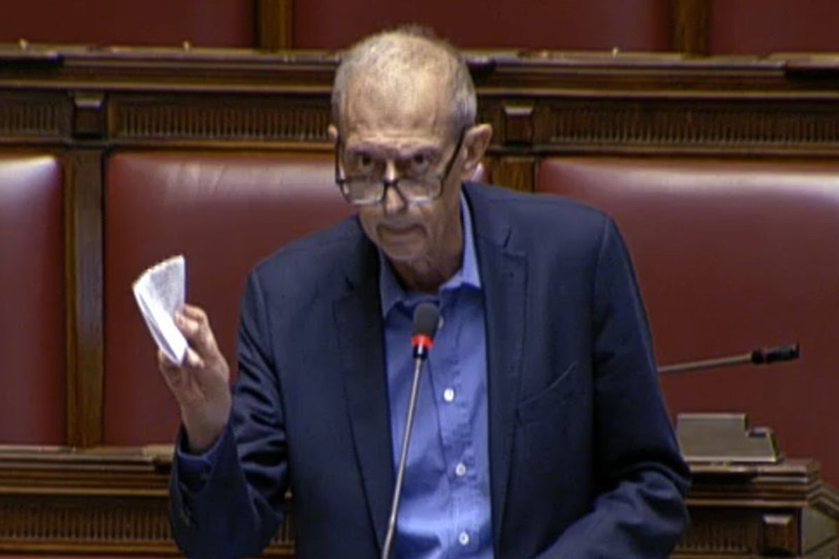 Se critichi il potere vai «isolato». È la democrazia per il «Corriere»