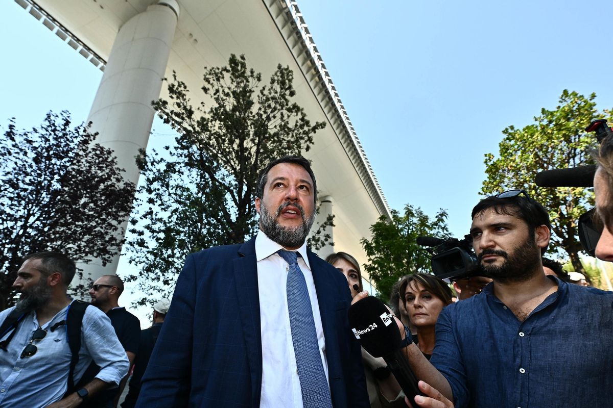 Salvini si schiera col generale