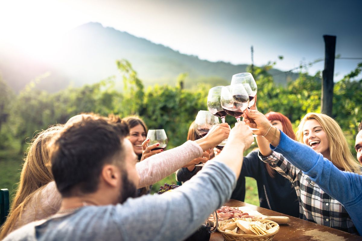 Dieci esperienze all'aperto da gustarsi insieme a un buon aperitivo