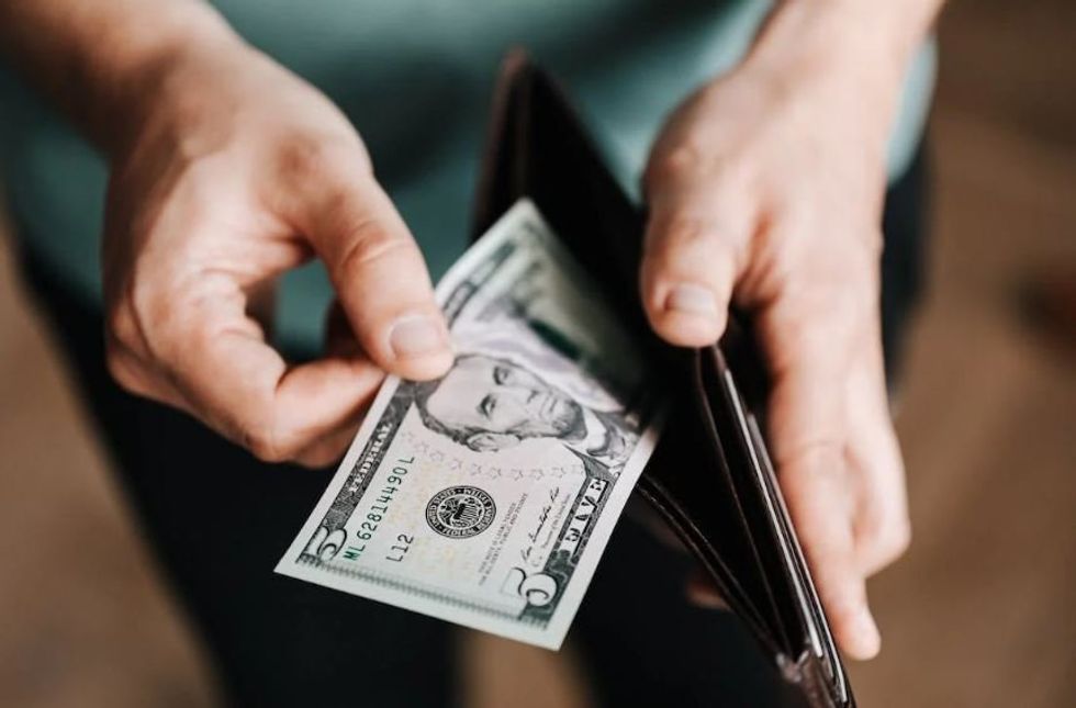 People helped a dad explain his 'cheap' grocery purchases to his 11-year-old daughter