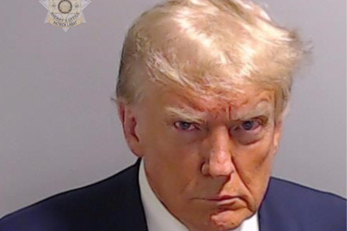 La foto in galera è il nuovo manifesto di Trump