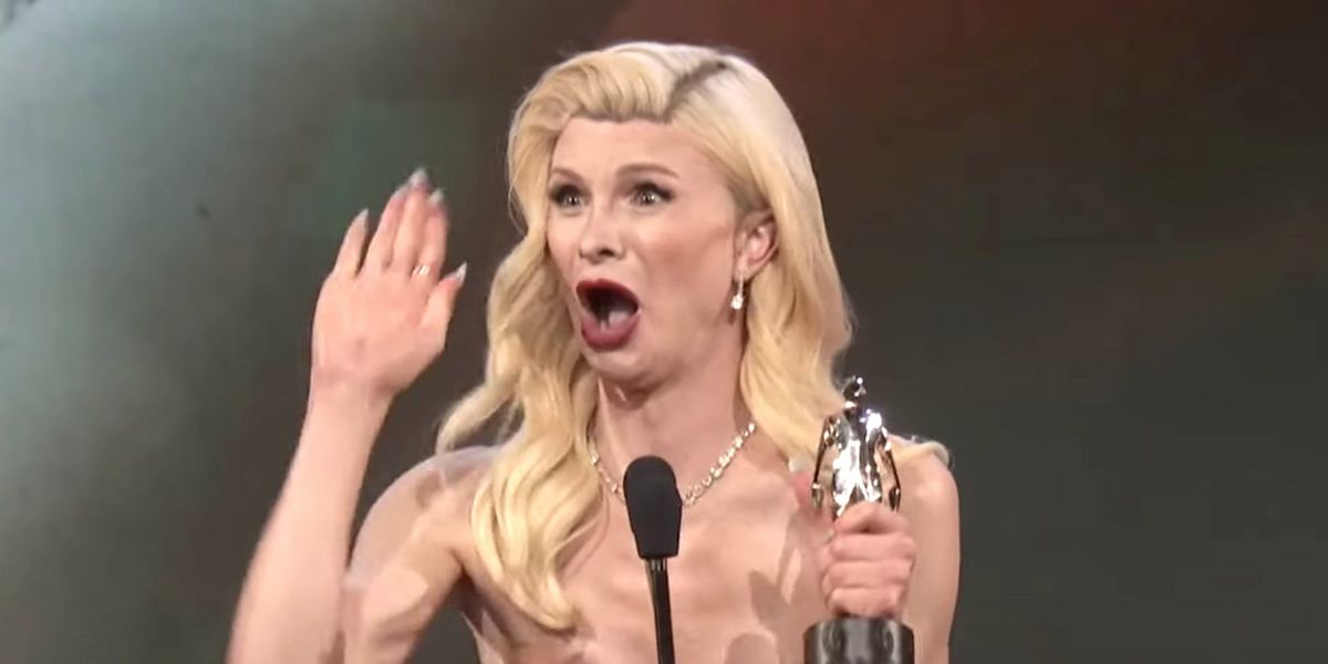 NextImg:Dylan Mulvaney decries 'extreme' transphobia and hate while accepting award for 'breakout' online creator