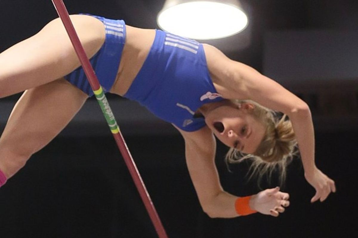 U.S. pole vaulter explains why she decided to share the gold