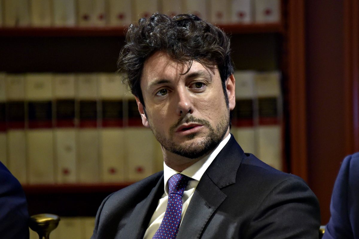 Giambruno crocifisso su alcol e stupri da chi non si accorge di pensarla come lui