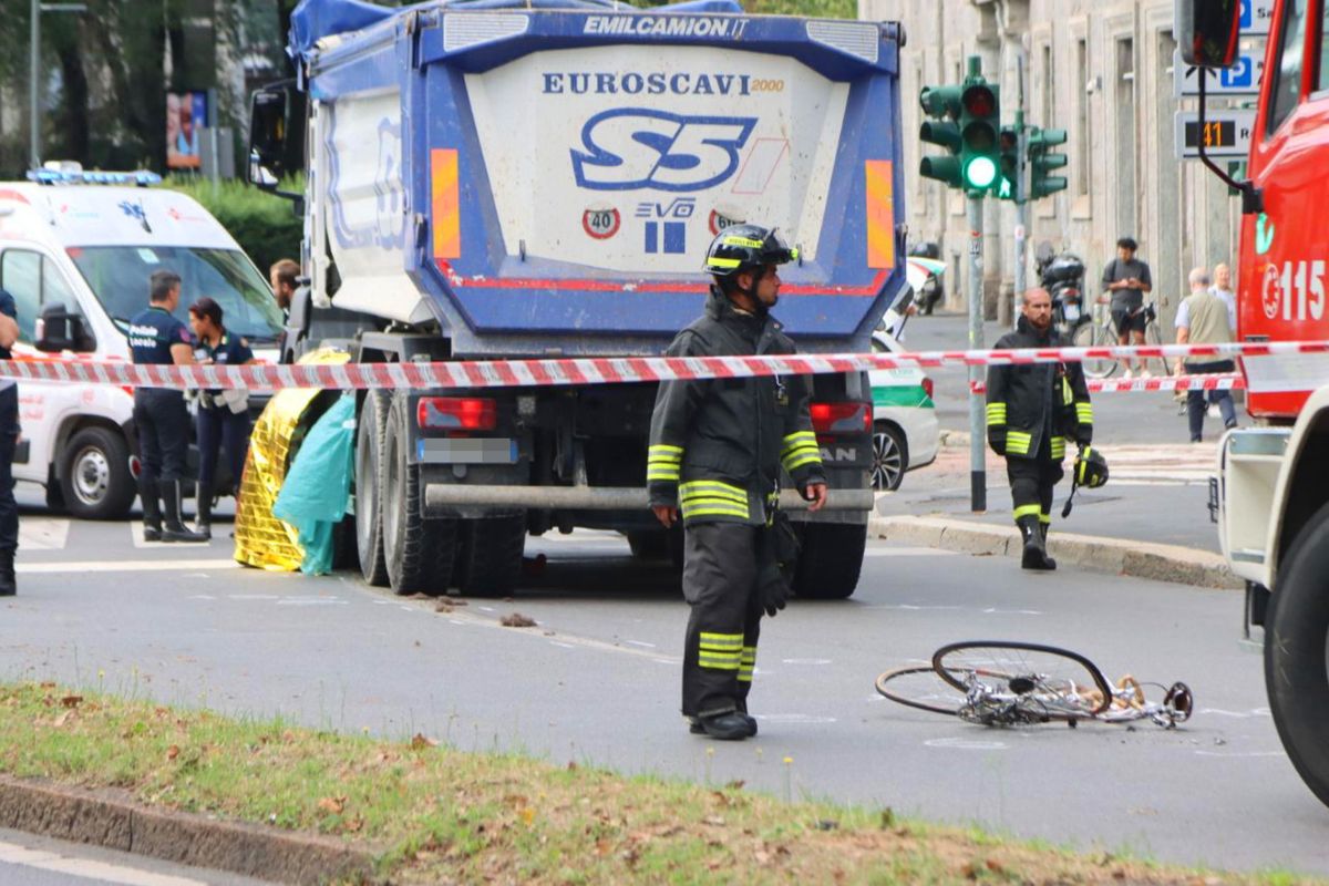 Ciclista travolta e uccisa a Milano. La città per le bici di Sala non esiste