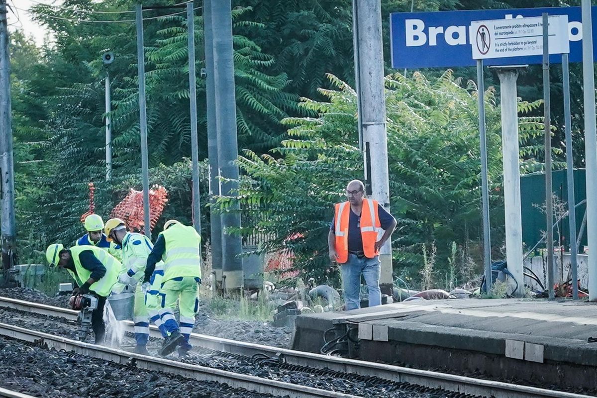 Treno uccide cinque operai sui binari. Fs: «I lavori dovevano iniziare dopo»