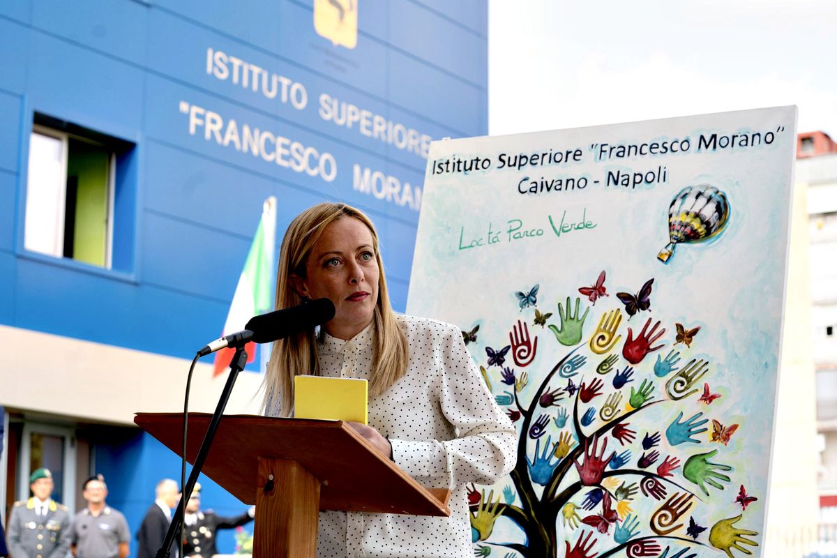 Meloni lancia il piano Caivano: «Non esistono zone franche. Il territorio sarà bonificato»