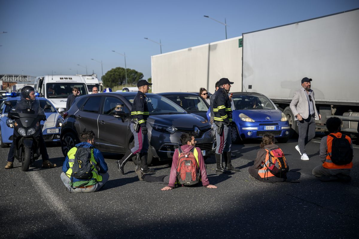 Eco-vandali pronti alla rivoluzione: «Soldi a chi blocca le autostrade»
