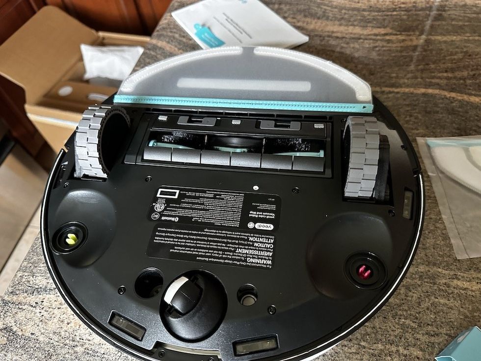 the underneath view for yeedi cube robot vacuum and mop
