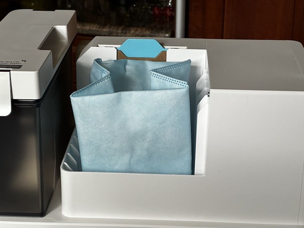 the cube station also can self-empty water and dirt.