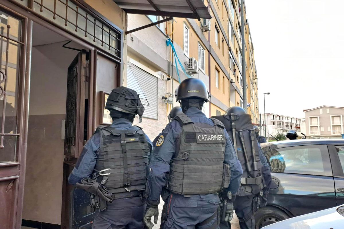 Maxi blitz nel Parco Verde: demolite le piazze di spaccio. La Meloni: «È solo l’inizio»