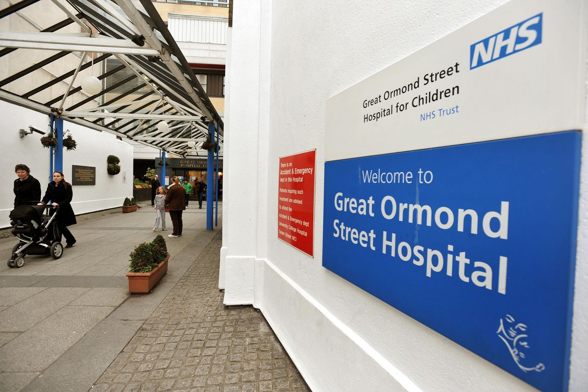 Nell’ospedale pediatrico di Londra è vietato dire «uomo» e «donna»