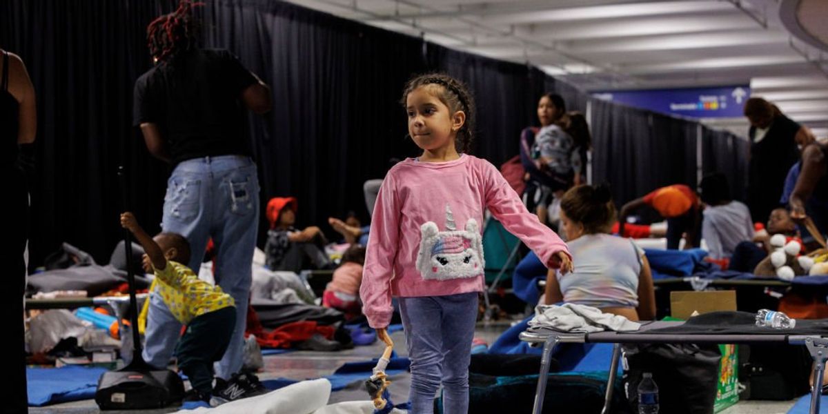 NextImg:Chicago’s O’Hare airport turned into migrant shelter — growing crisis hidden from public behind black curtains