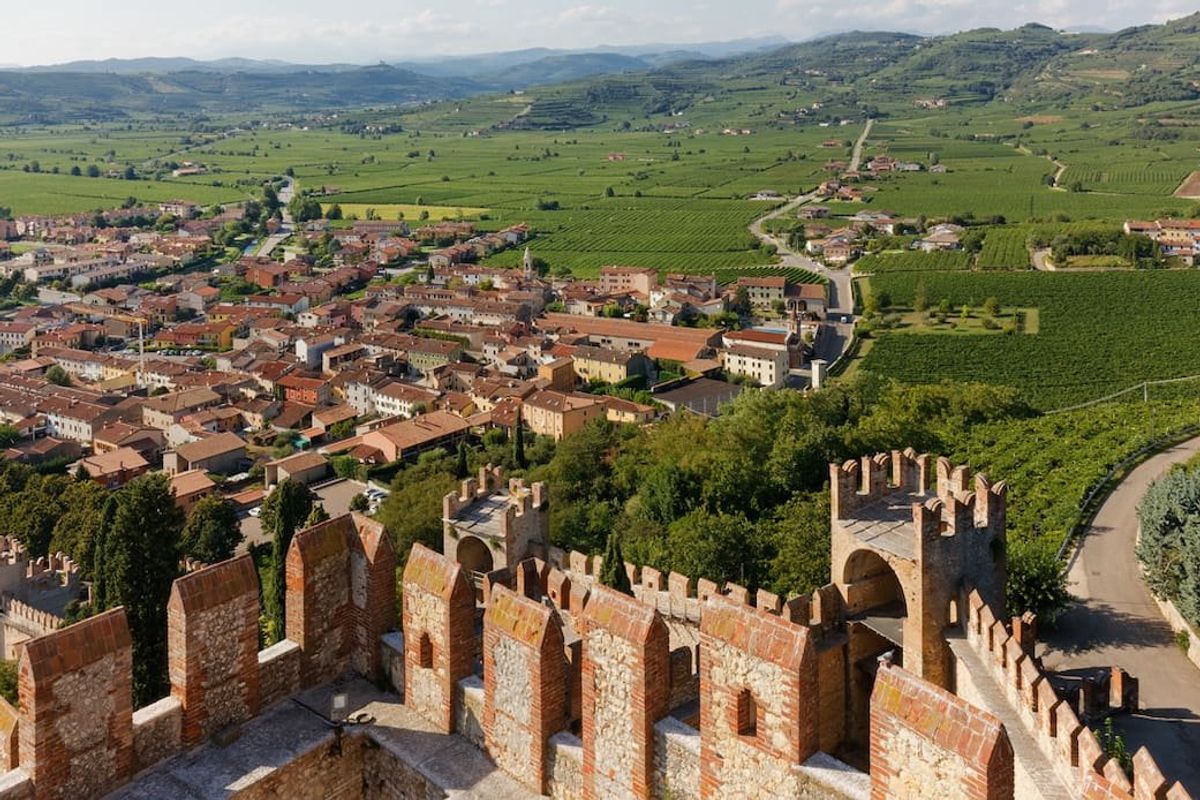 Alla scoperta del Soave, il vino prodotto in un borgo tra i più belli d’Italia
