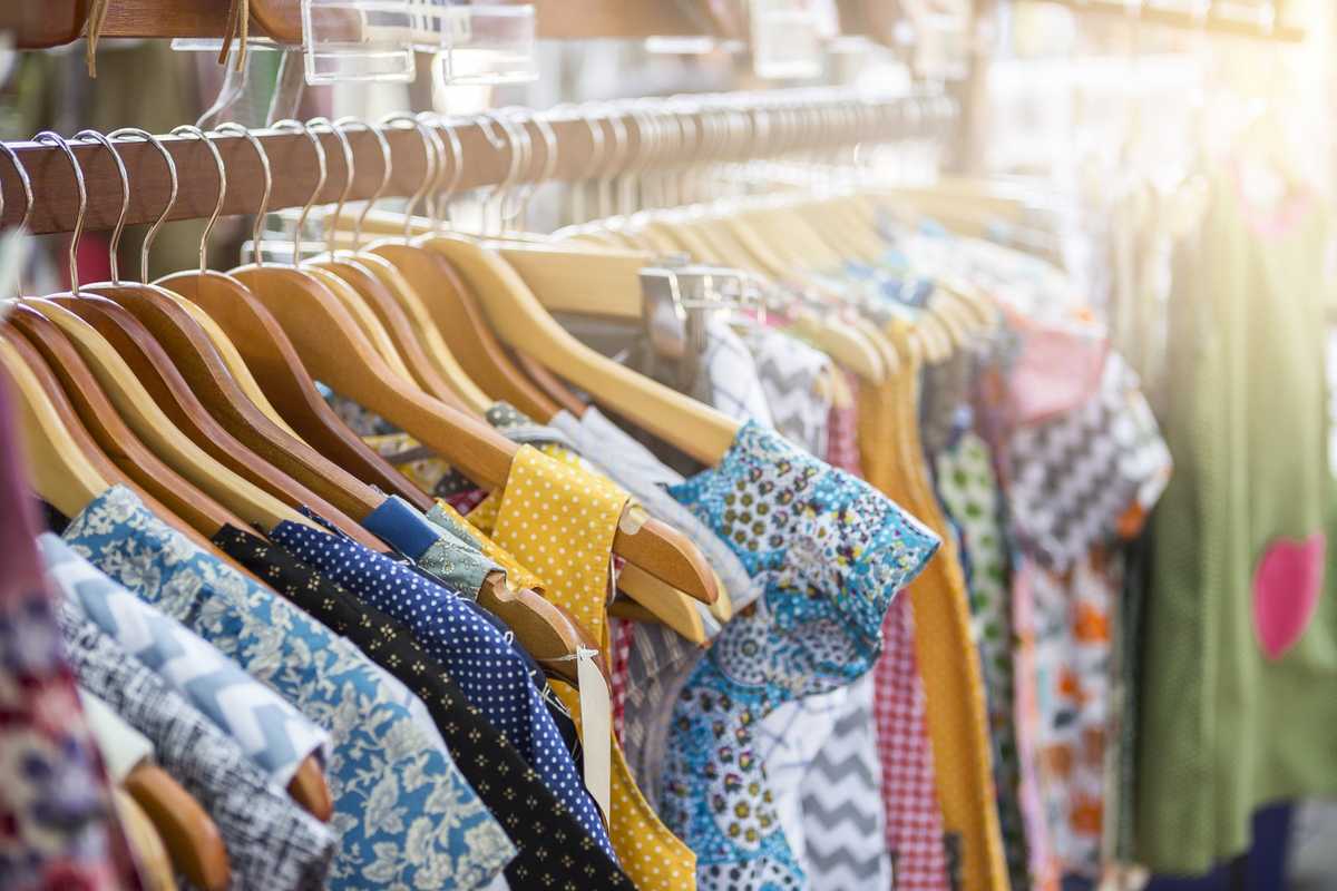 È un lusso pure possedere gli abiti per i figli