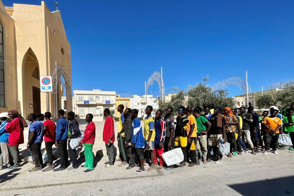 Tutti alzano muri anti migranti  ma picconano il nostro