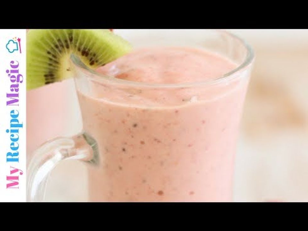 Strawberry Kiwi Smoothie! - YouTube