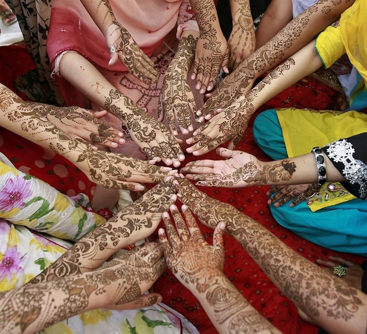 9 Things You Think When Putting Henna On Others