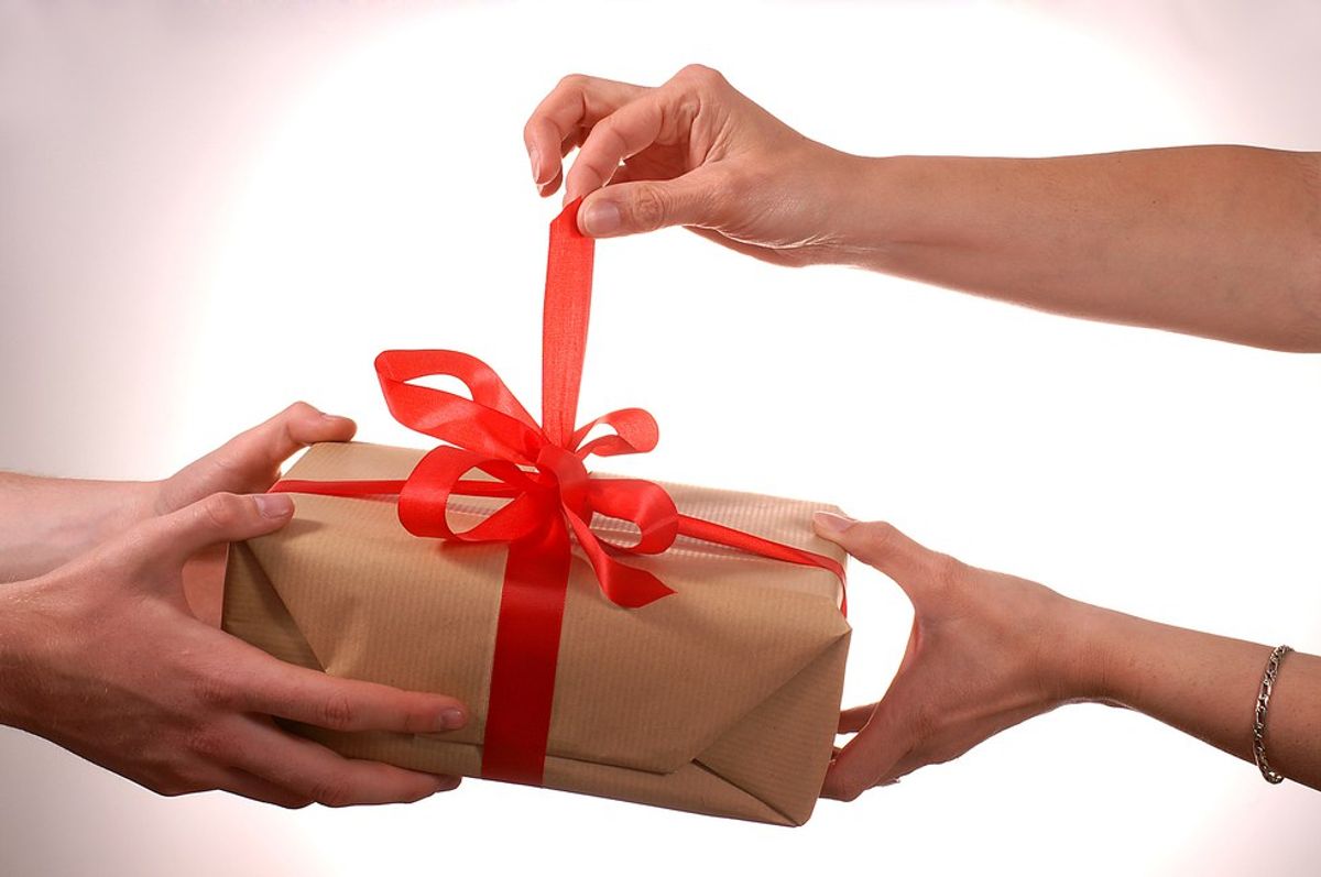 7 Generic Gifts For People You Hardly Know