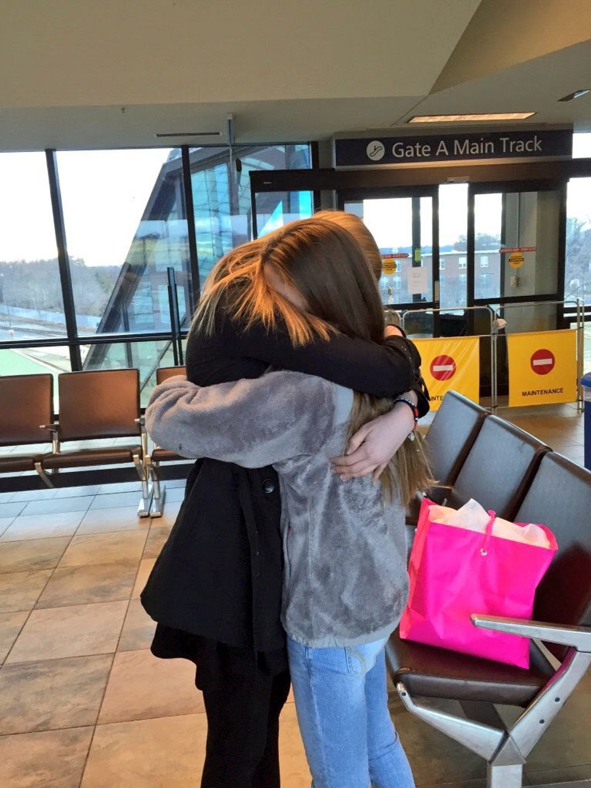 Встречаться с подругой другу. Подруги в аэропорту. Девушки обнимаются в аэропорту. Встреча интернет друзей. Парень и девушка в аэропорту.