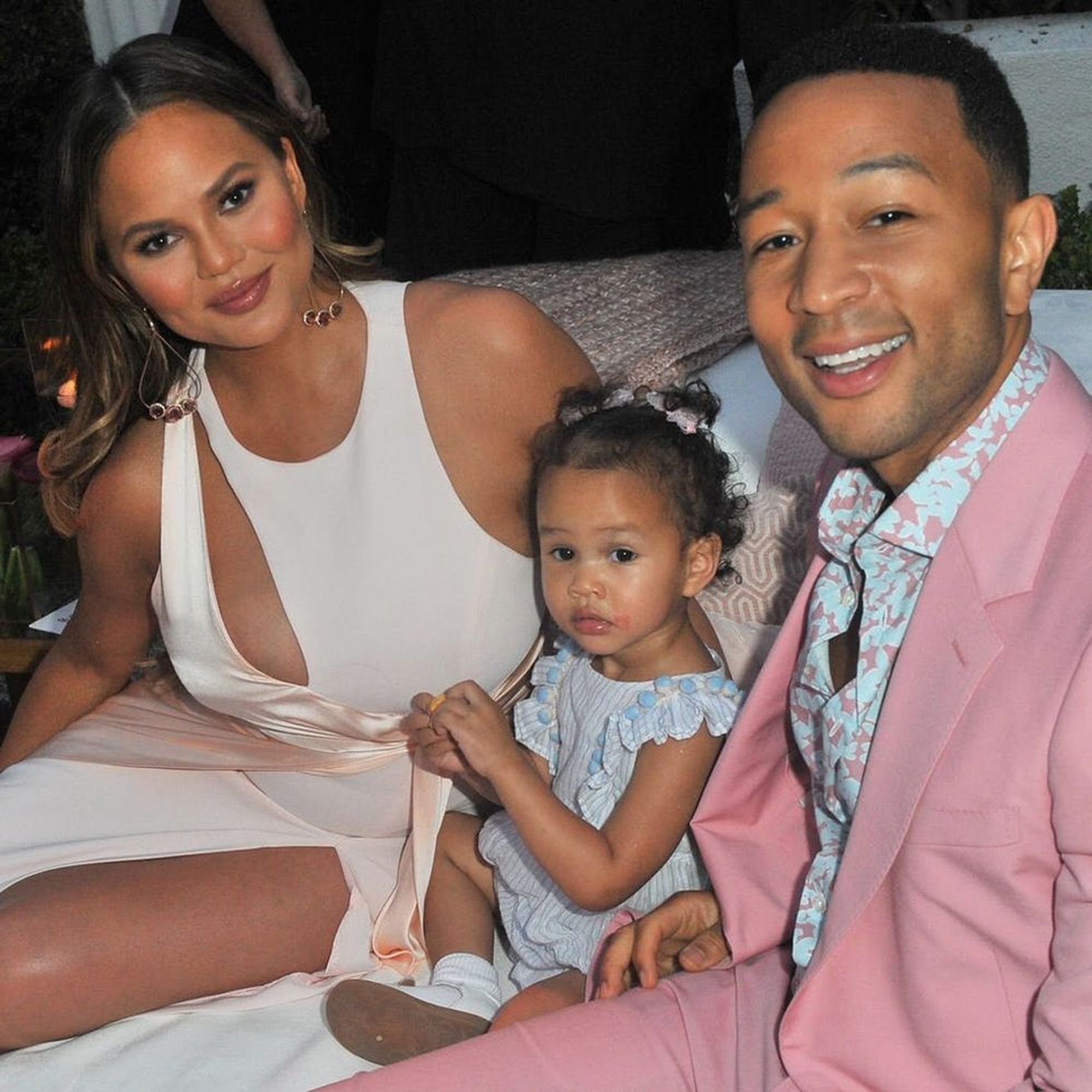 John Legend Hilariously Responded To Chrissy Teigen Trolling Him With Arthur Memes Brit Co