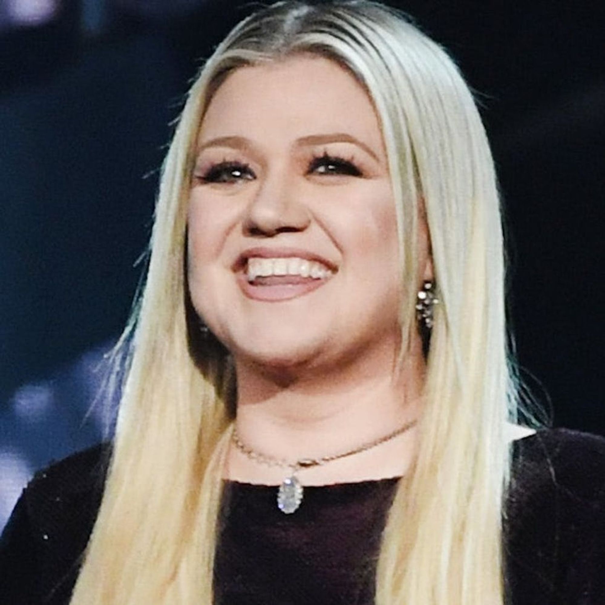 kelly clarkson looks like a whole new woman with blonde kelly clarkson looks like a whole new woman with blonde