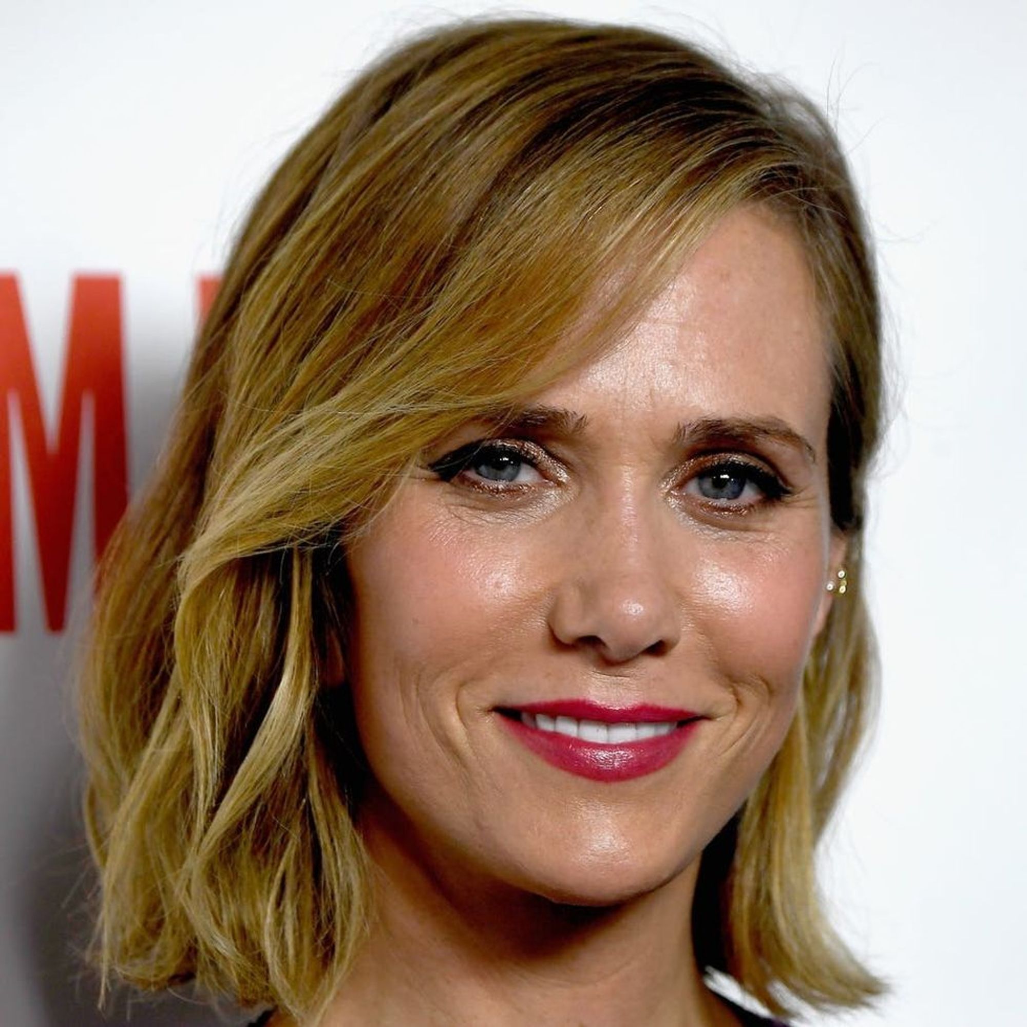 kristen wiig is doing impossible pulling off a bowl cut brit co kristen wiig is doing impossible pulling off a bowl cut brit co