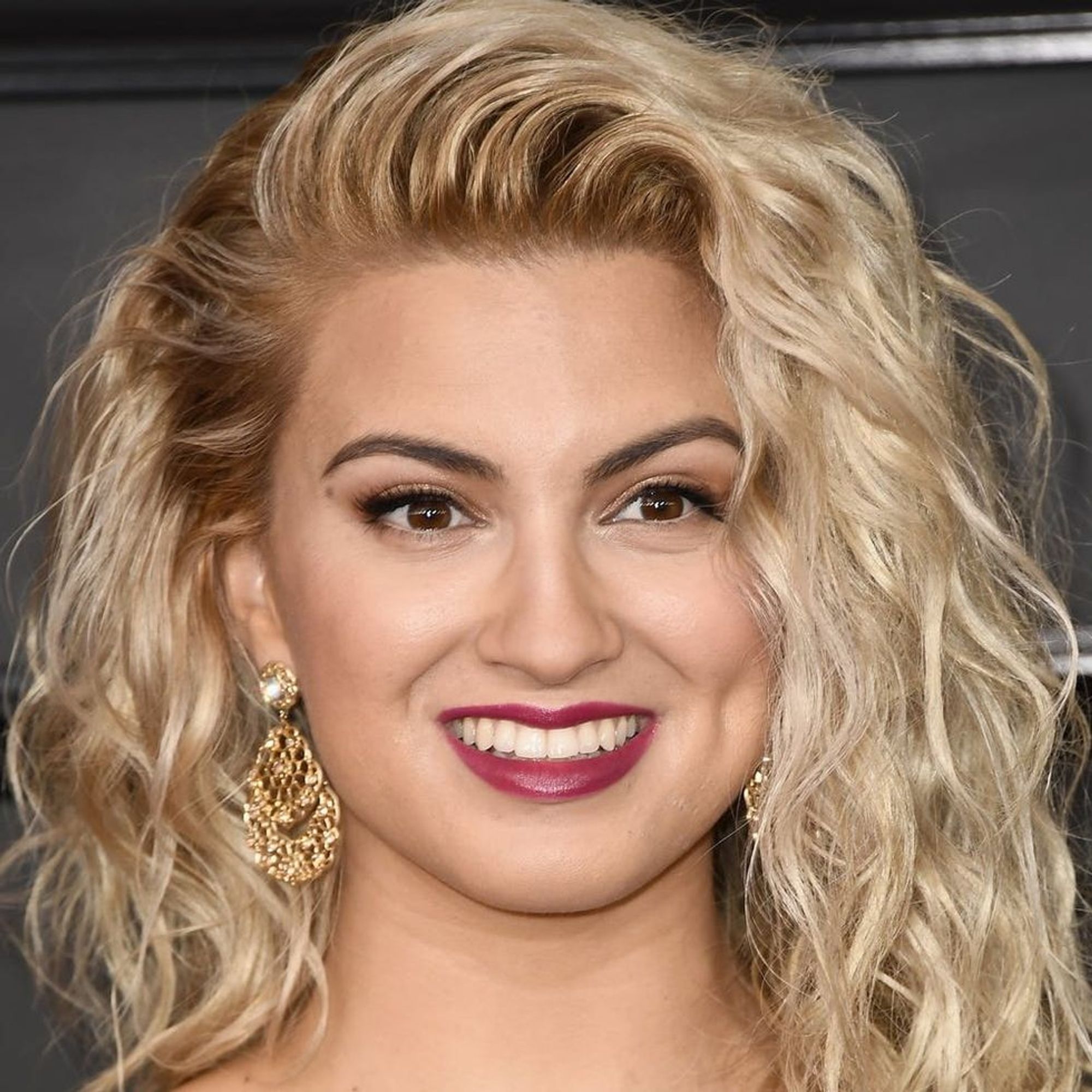 singer tori kelly is engaged see adorable pics singer tori kelly is engaged see adorable pics