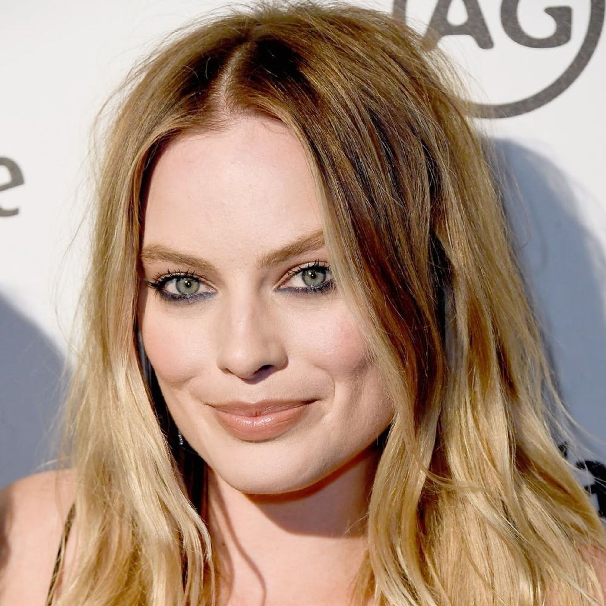 Margot Robbie Looks Completely Unrecognizable As Queen Elizabeth I