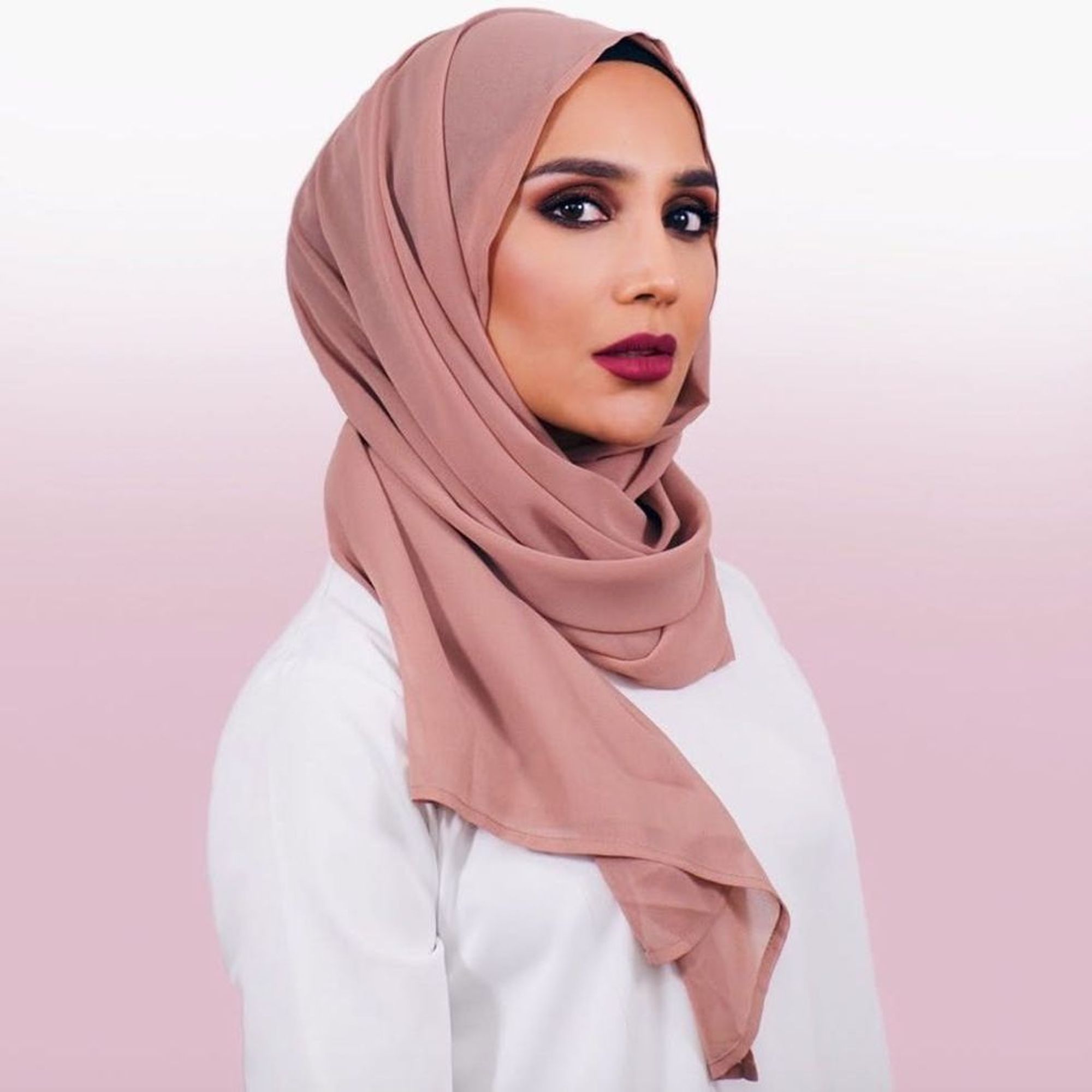 Meet Amena Khan The First Model To Wear A Hijab In A Major Hair
