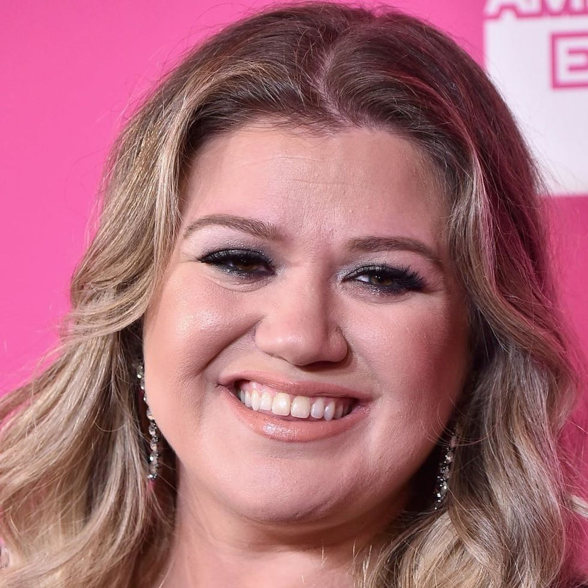 kelly clarkson hit red carpet one day after her home kelly clarkson hit red carpet one day after her home