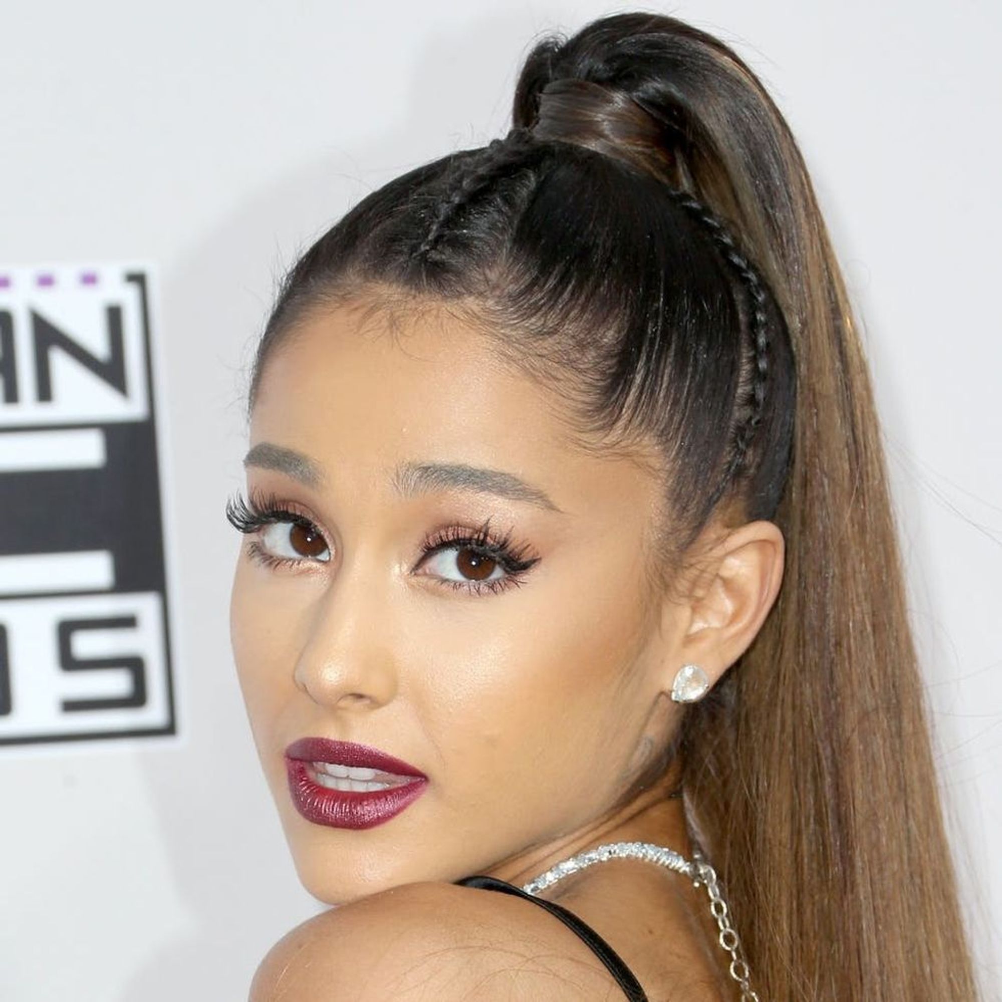 Ariana Grande Is Rocking SILVER Hair and It’s Outta This World - Brit + Co