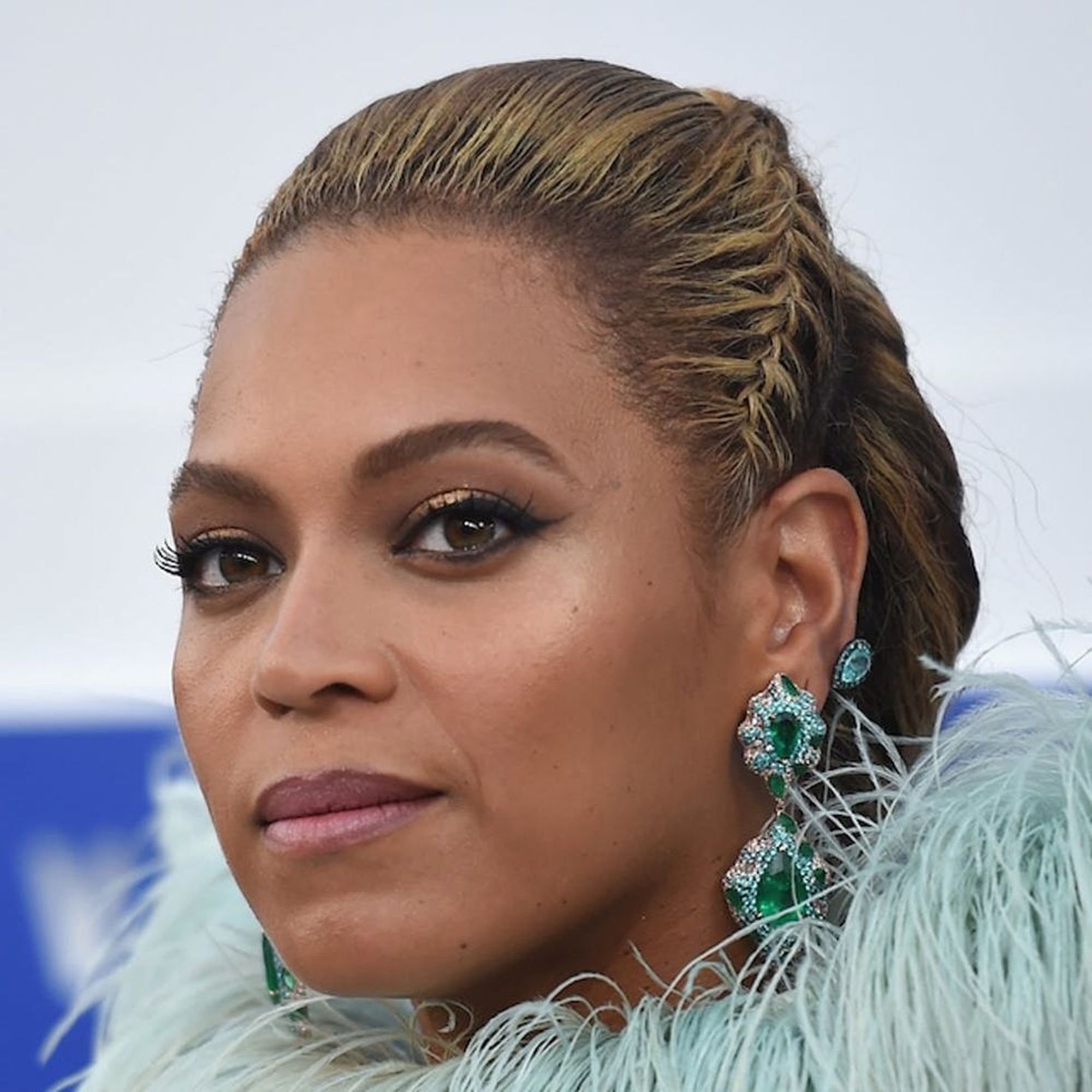 Beyoncé Just Took a Page from Carrie Bradshaw’s Jewelry Book - Brit + Co