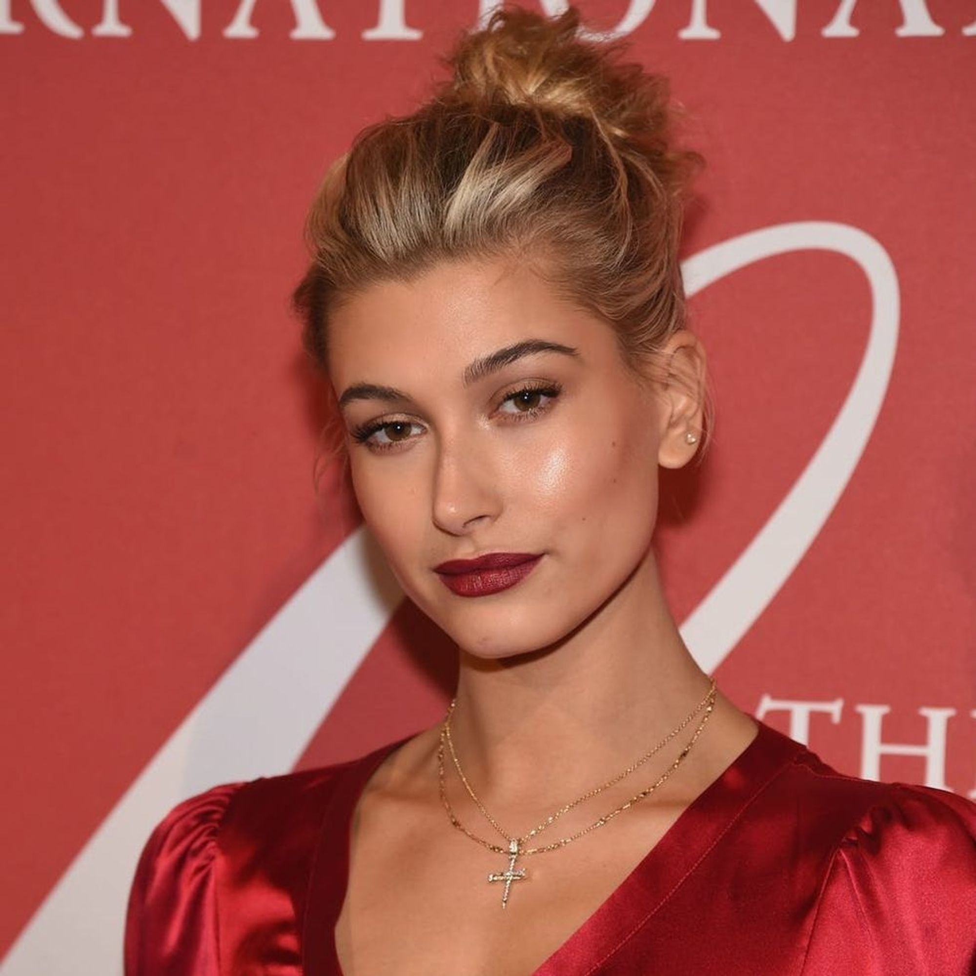 Hailey Baldwin S New Pretty In Pink Locks Are Fall Hairgoals Brit Co