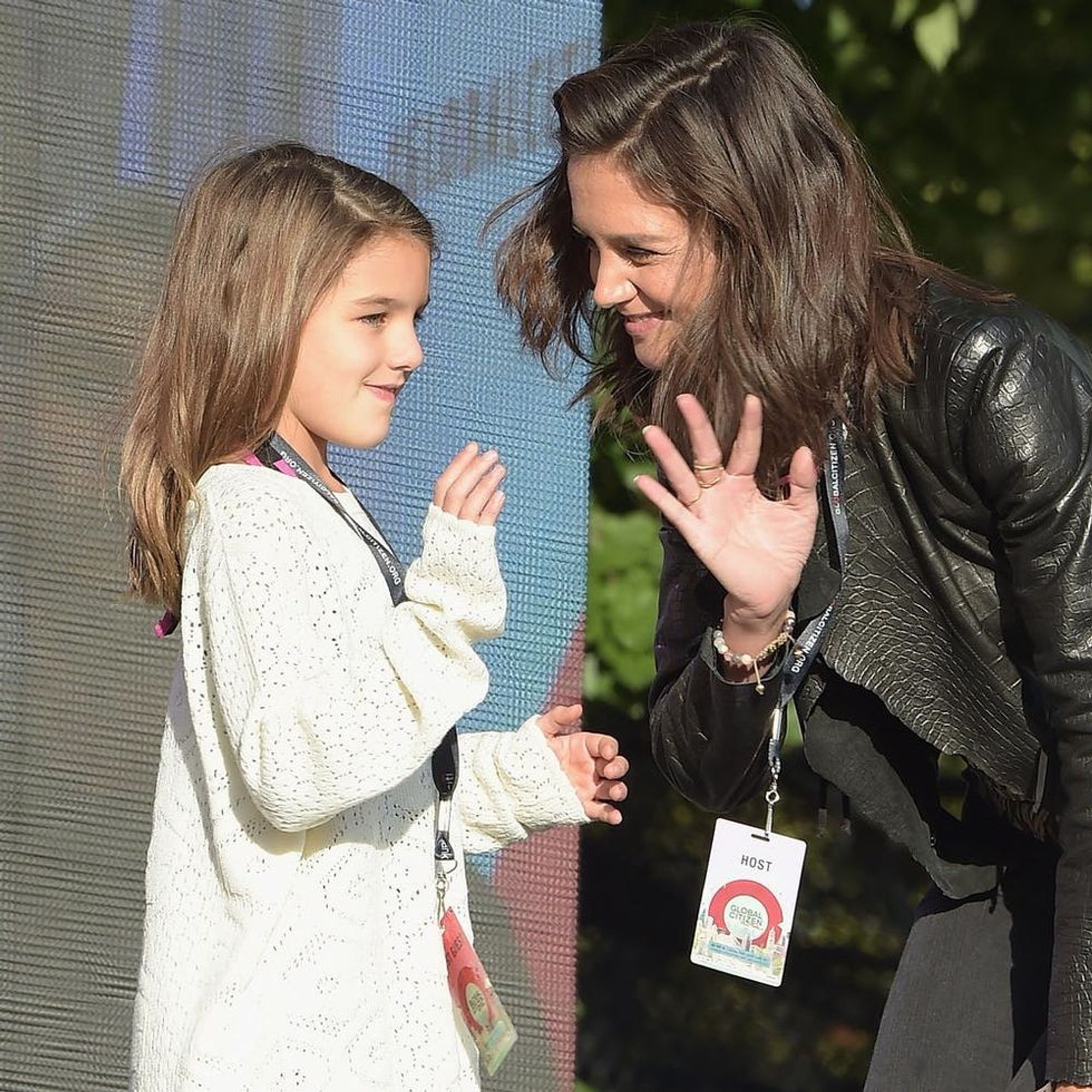 Suri Cruise Looks Just Like Mom Katie Holmes In This Photo Brit Co 
