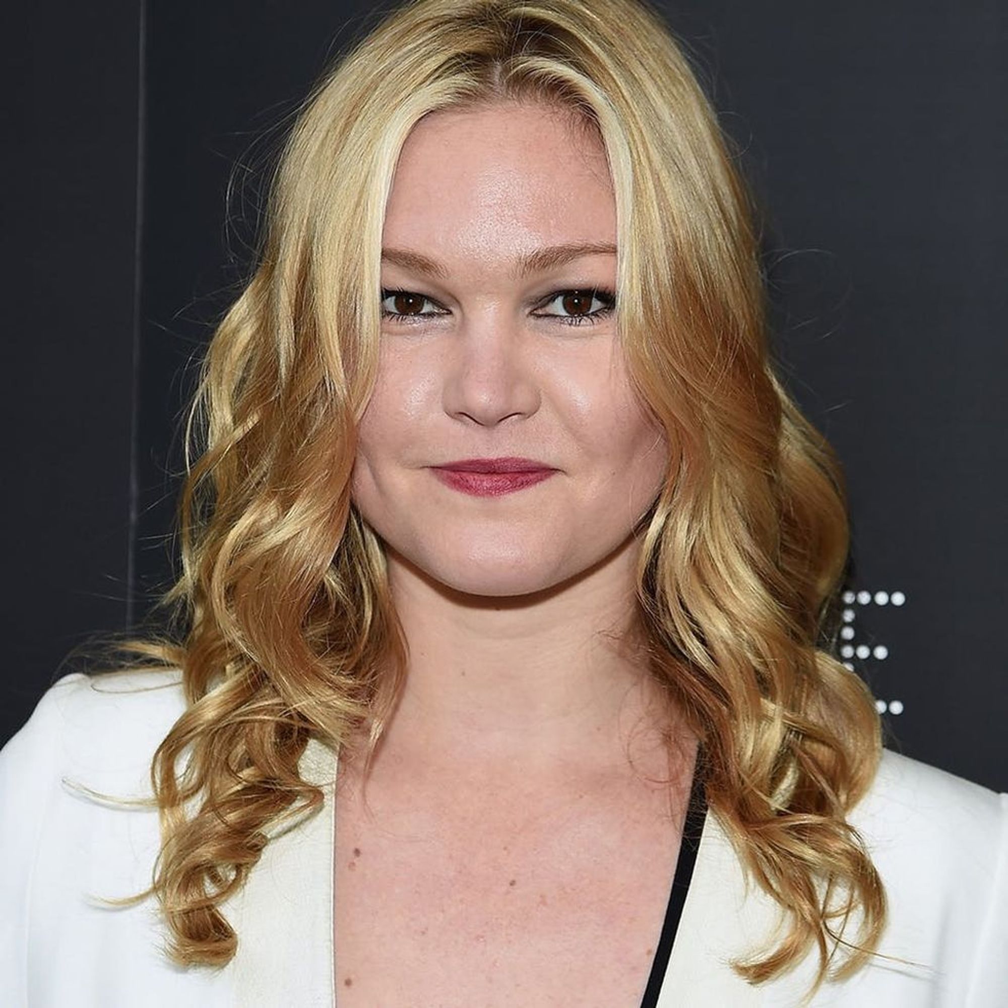 Julia Stiles’ Engagement Ring Is a Minimalist’s Dream Come True - Brit + Co