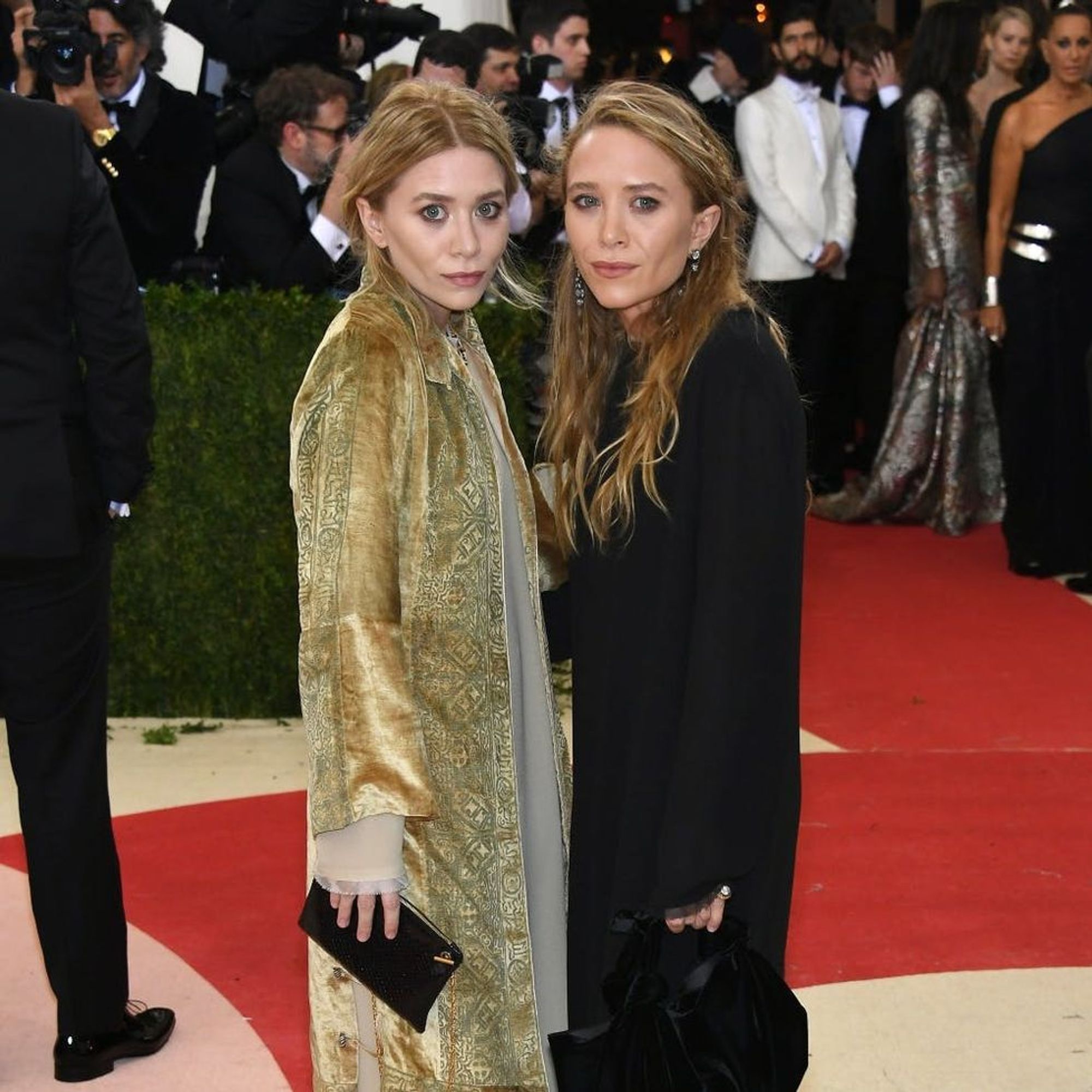 Mary-Kate and Ashley Olsen Are Totally Twinning (LOL) With a New Hair ...