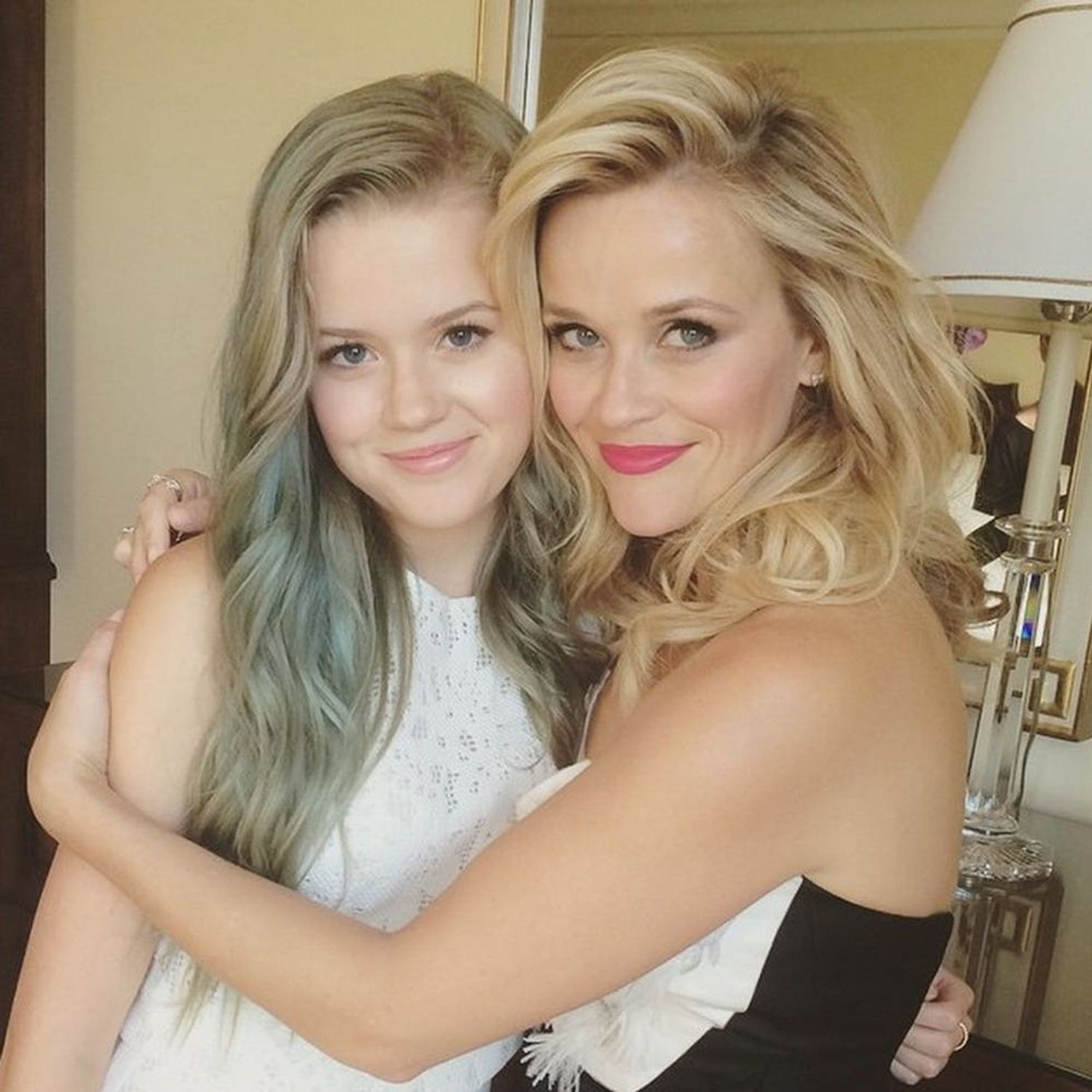 Reese Witherspoons Daughter Is Her Moms Mini Me Our New Hair Icon