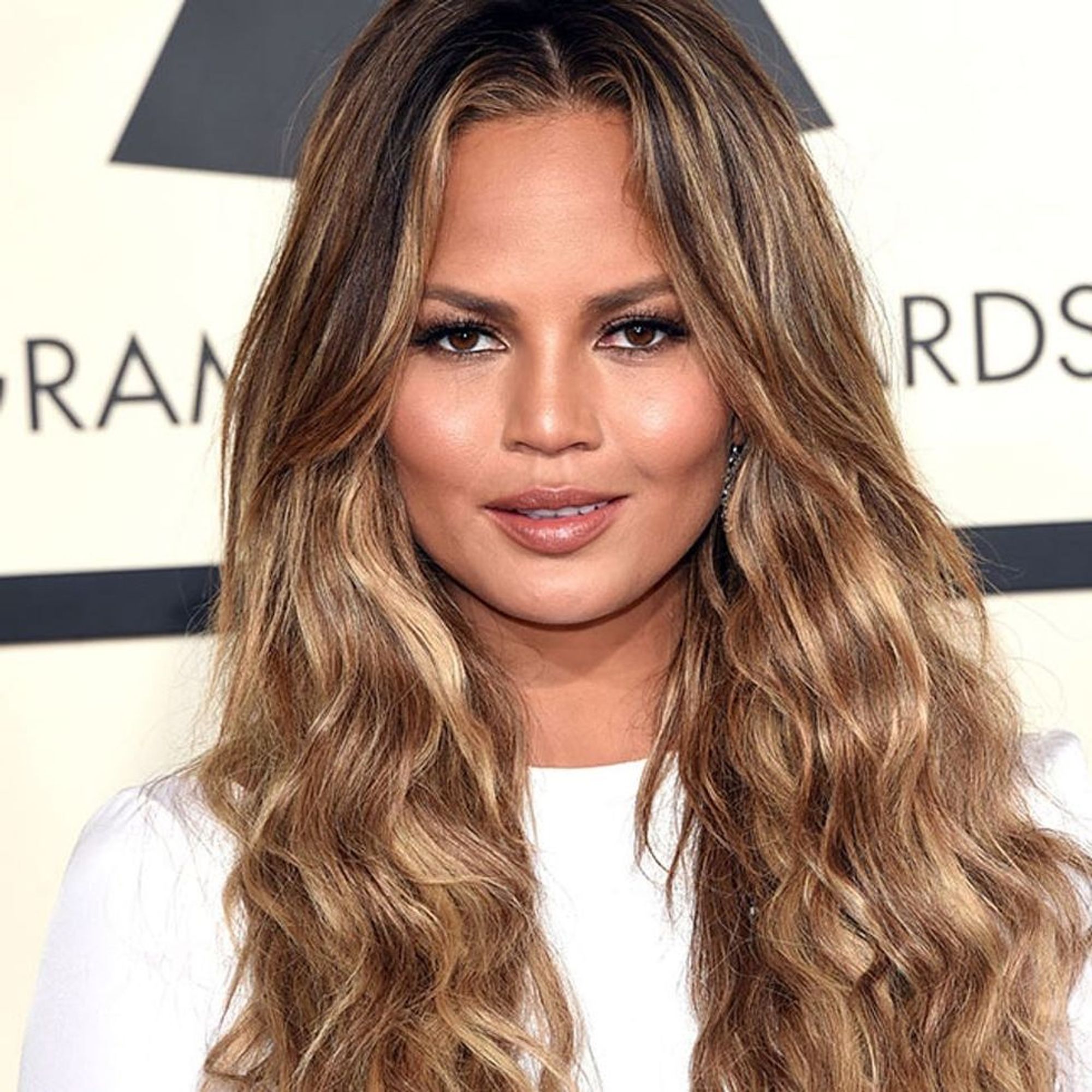 Look Chrissy Teigen Doesn T Have Blonde Hair Anymore Brit Co