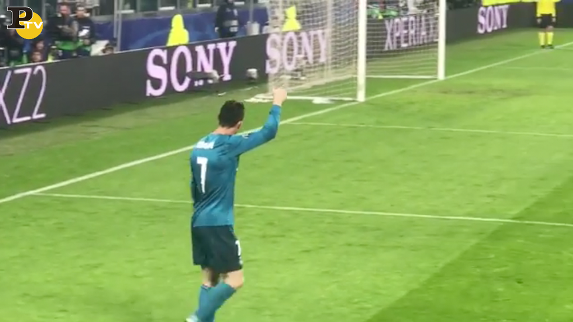 I Tifosi Allo Juventus Stadium Applausi A Cristiano Ronaldo Dopo Il Gol