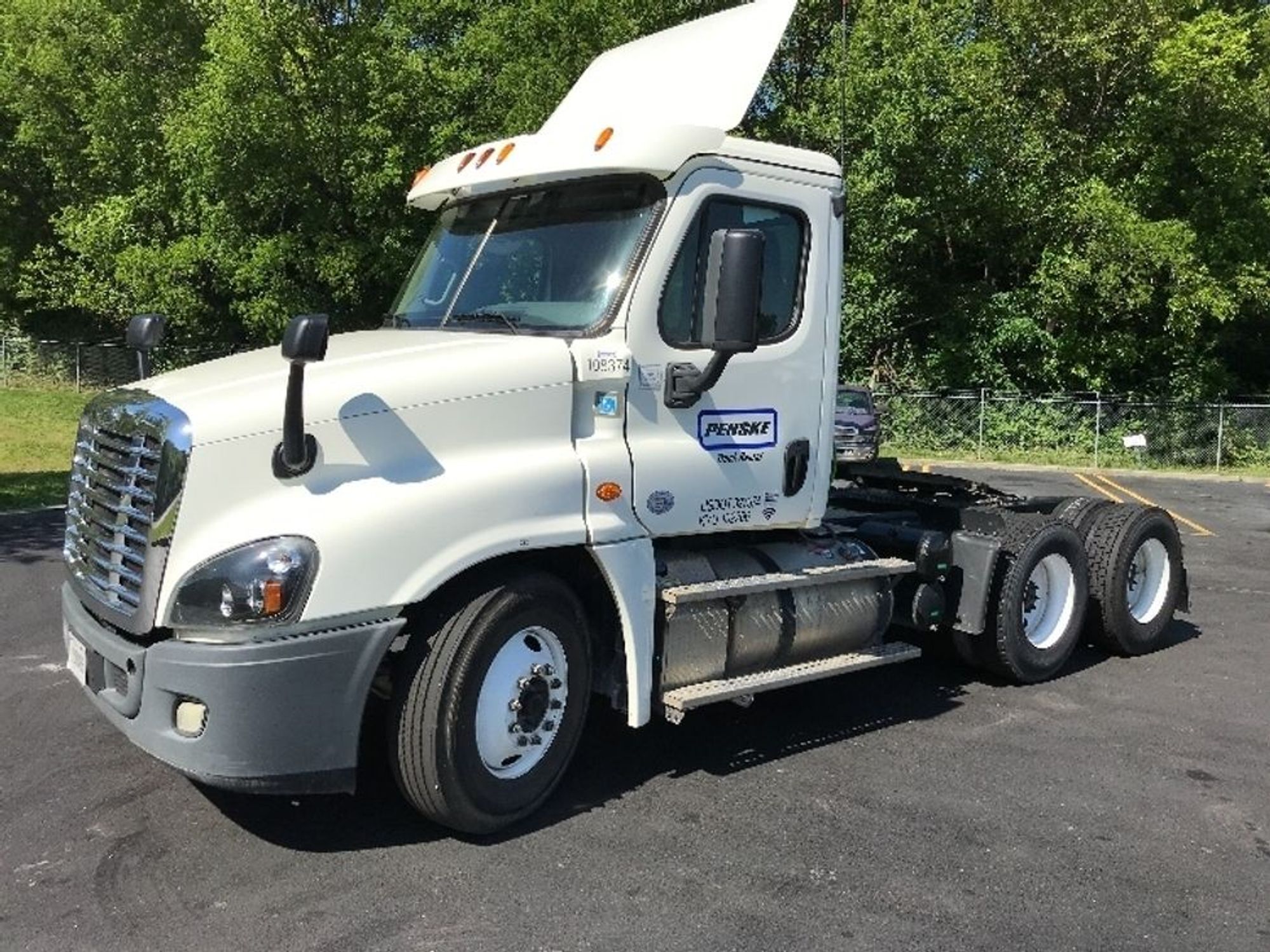 used 2015 freightliner tractor day cab tractor unit 108374 penske used trucks penske used trucks