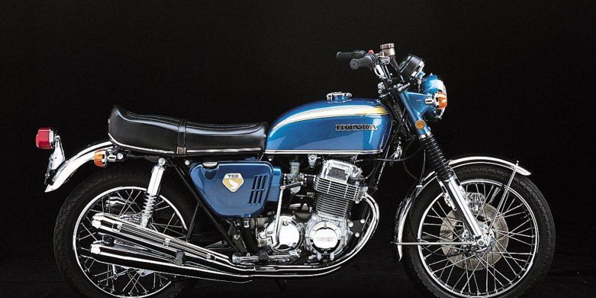  La motocicleta que reescribió el reglamento, la CB7 de Honda, gira