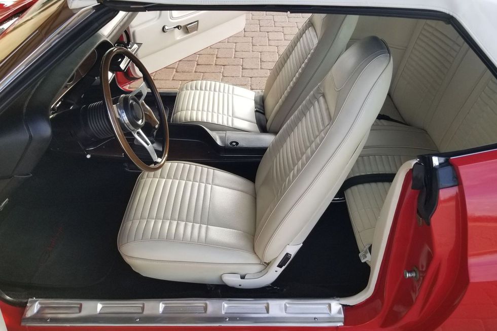 1970 Dodge Challenger R/T Convertible Hemi tribute, white vinyl interior