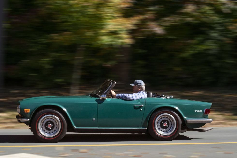 1972 Triumph TR6, Seitenansicht, mit hoher Geschwindigkeit unterwegs