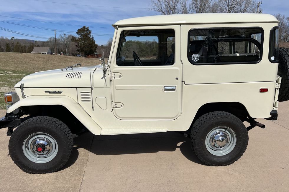 1976 Toyota FJ40 Land Cruiser, side view
