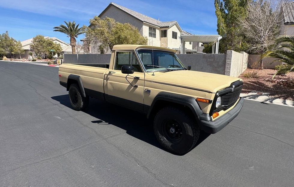 1980 AMC Jeep J10 4x4 pickup, front quarter