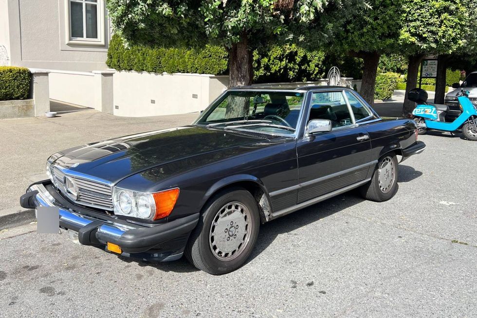 Mercedes-Benz 560SL von 1987, Vorderwagen, Hardtop eingebaut